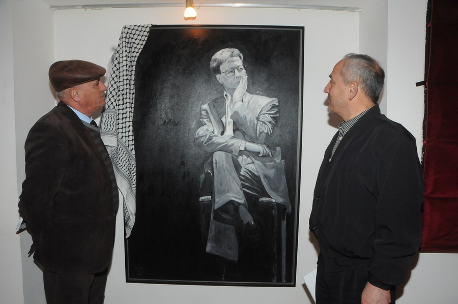 امام لوحة للدكتور غزاوي