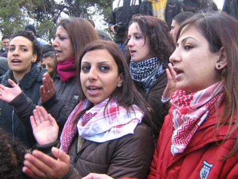  هل أكون عصية حينما  أترجم  ظلم أوطاننا  بأطهر اللغات؟