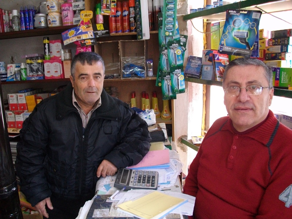 الخيام بحاجة لنا جميعاً: التاجر أحمد الراهيم وأبو جمعة سويد