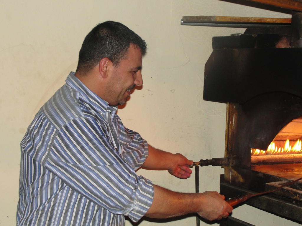 الخيام بحاجة لنا جميعاً: عباس تليجي.. صاحب فرن لأطيب معجنات