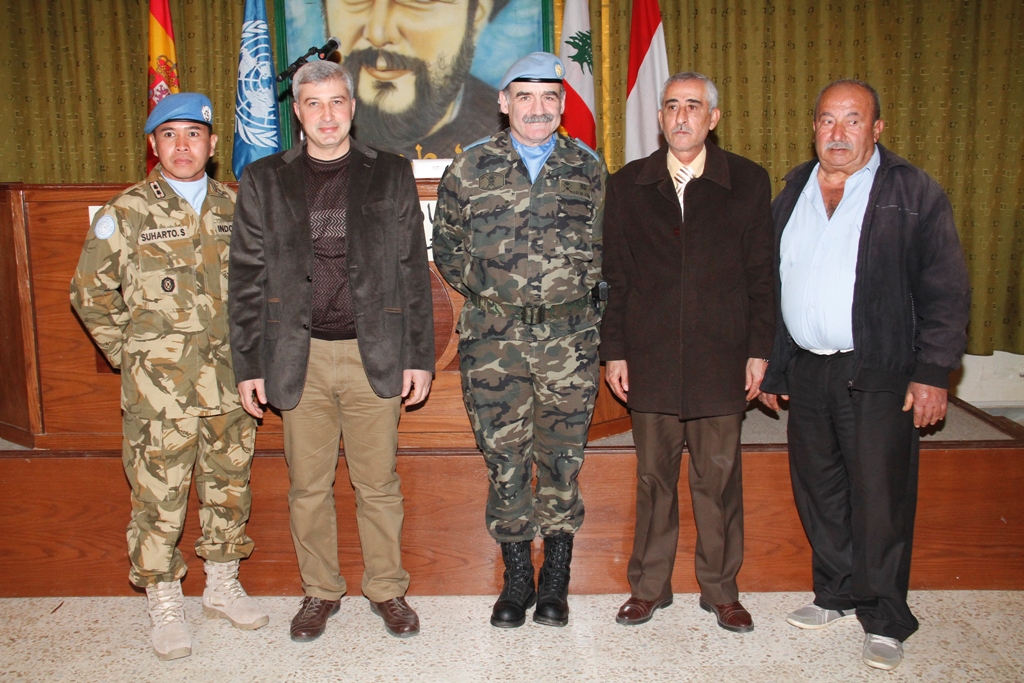 تدشين مشروع أربعة عشر مصباحاً ذات نظام الطاقة الشمسية في بلدة بني حياَّن