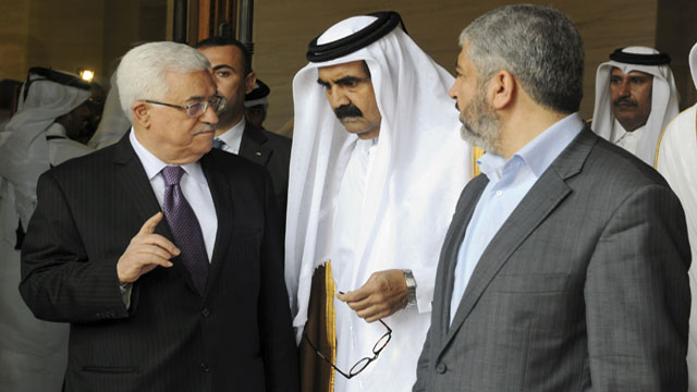من اليسار الرئيس الفلسطيني محمود عباس، امير قطر الشيخ حمد بن خليفة آل ثاني، وزعيم حركة حماس خالد مشعل خلال اللقاء الذي حصل في الدوحة.