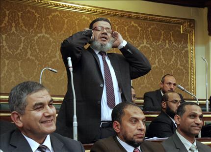 النائب ممدوح إسماعيل يرفع أذان العصر خلال جلسة مجلس الشعب أمس (أ ب)