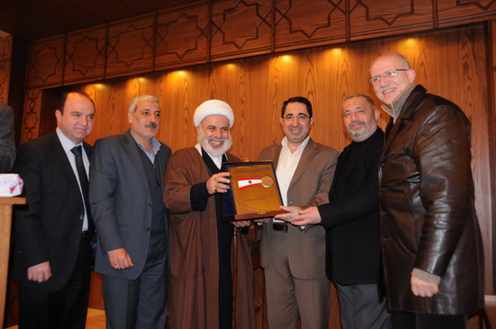 وزير الزراعة حسين الحاج حسن يفتتح مشاريع في بلدة جبشيت الجنوبية : درع بلدية جبشيت