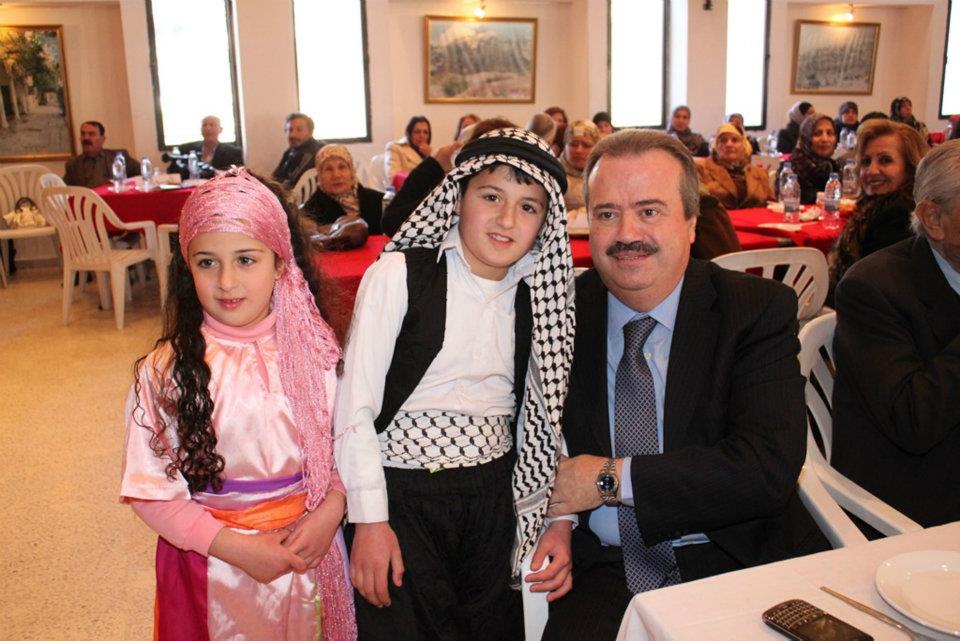 النائب ياسين جابر وأطفال شاركوا أمهاتهن عيدهن