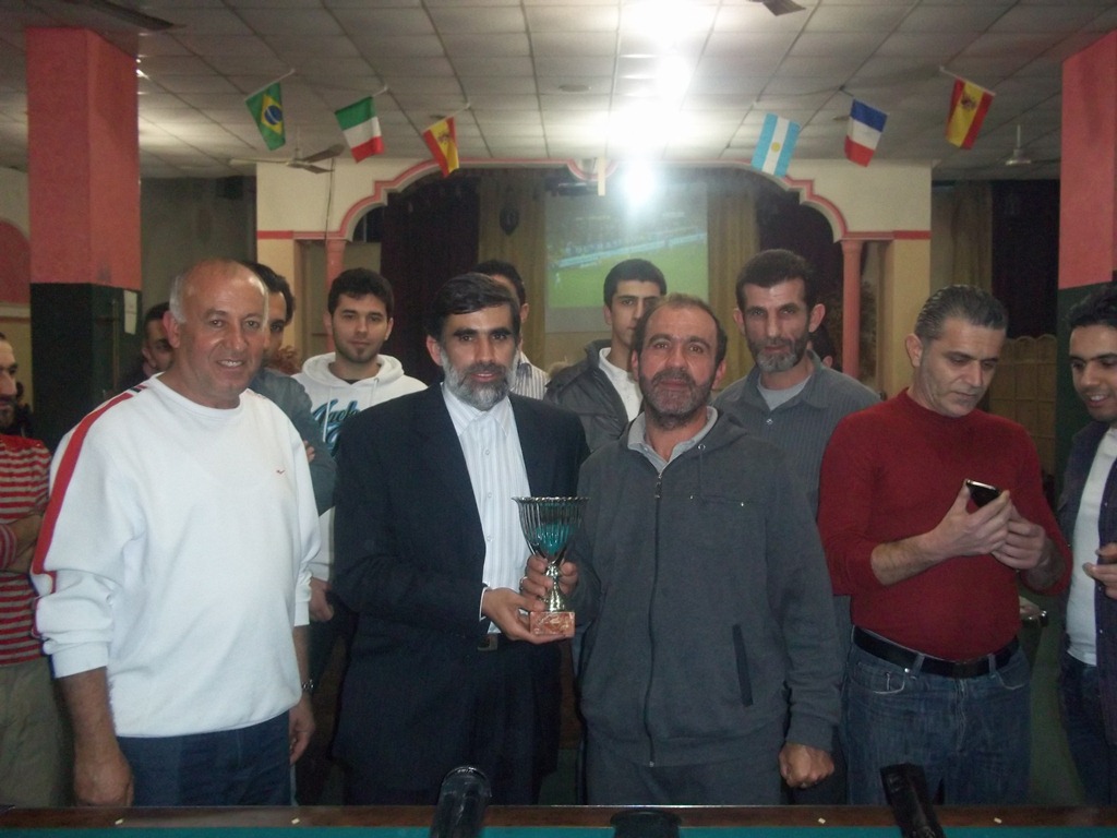 الرئيس الحاج عباس عواضة والأستاذ كامل زعرور وبعض الرياضيين - أرشيف