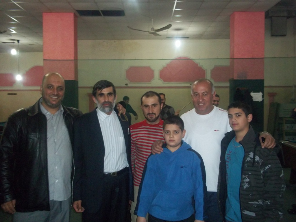 الرئيس الحاج عباس عواضة والأستاذ كامل زعرور وبعض الرياضيين - أرشيف