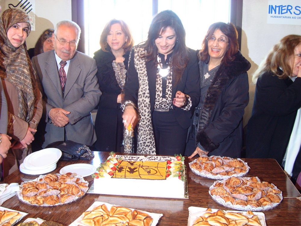 الامهات المكرمات يشاركن السيدة حردان بقطع قالب الحلوى بعيدهن في الخيام