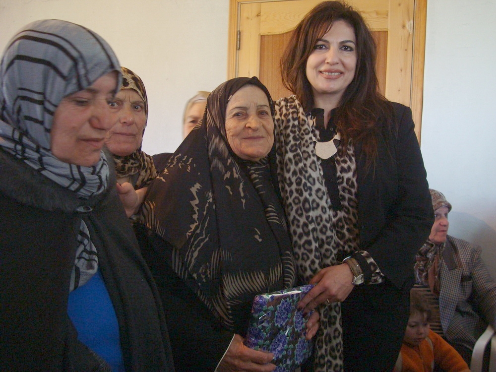 السيدة حردان توزع الهدايا على  المسنين في الخيام