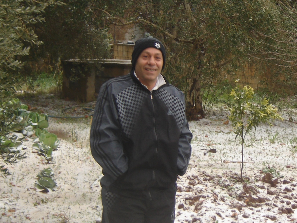 أشدّ ما كان يخشاه حسين عطية أن يشهد أقاربه وأصحابه المقيمون في الخيام سقوط الثلج فيها، فيما يكون هو في بيروت