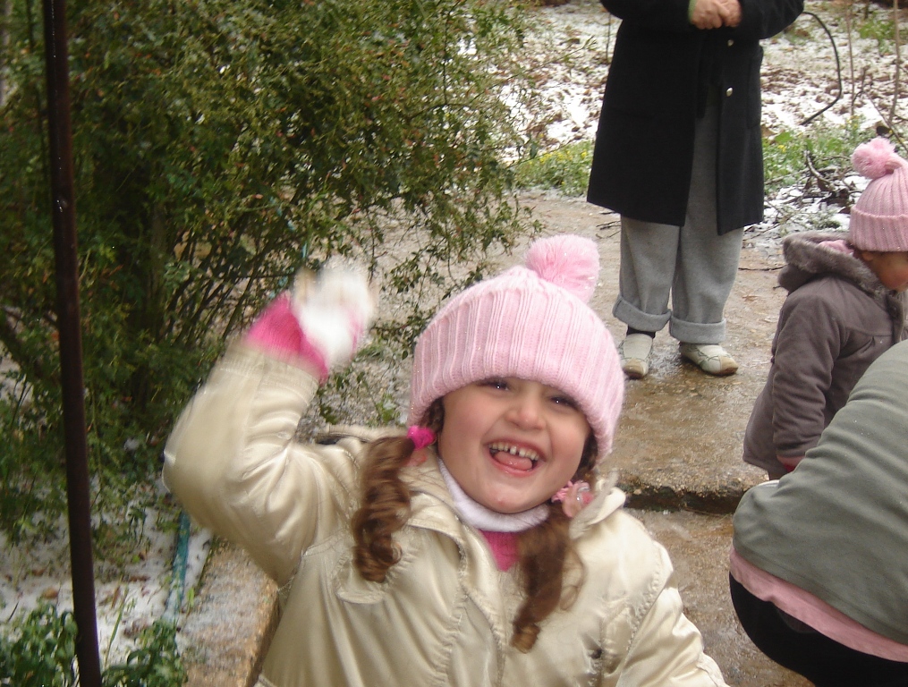 دجة عبدالله عطية ترشق عمها بكتلة من الثلج