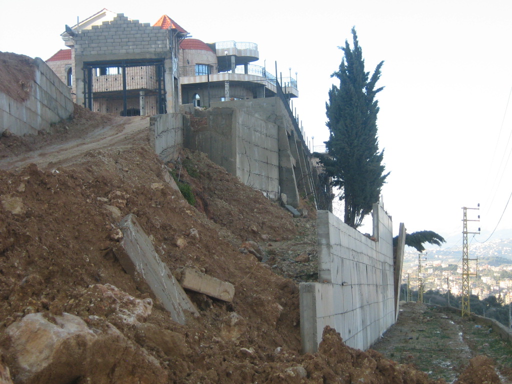 انشقاقات في حائط دعم على مدخل بلدة عديسة