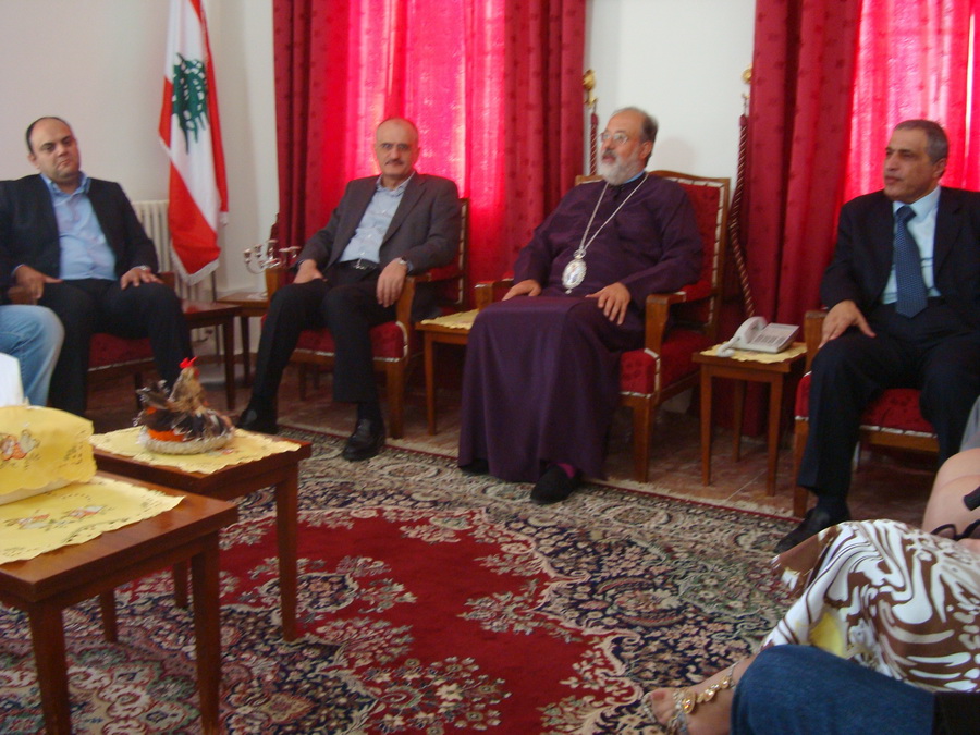 DSC00129- الوزير خليل والنائب قاسم هاشم يقدمان التهاني بعيد الفصح الى المطران حداد