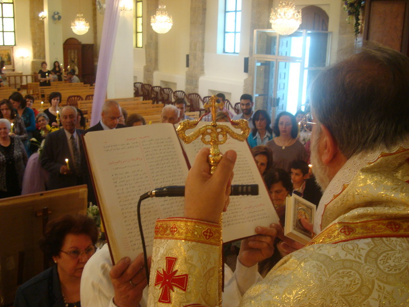 DSC00166- FOTO GEORGE ACHY - المطران حداد يقرأ الانجيل المقدس بحضور حشد من المؤمنين