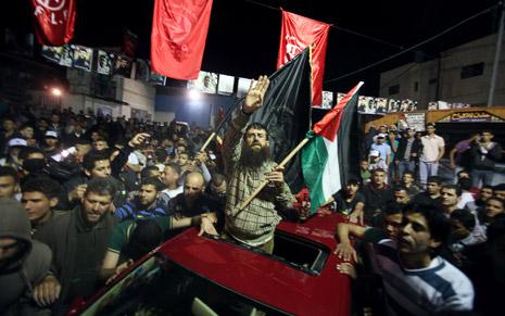 خضر عدنان في ضيعته عرابة (سيف دحلاح - أ ف ب)