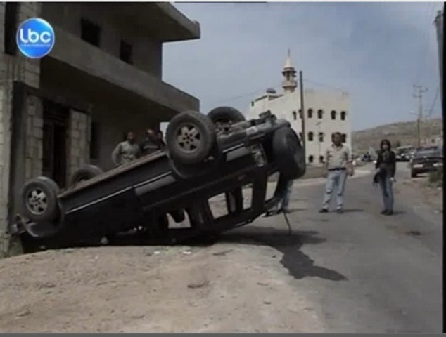 السيارات منقلبة في الشوارع