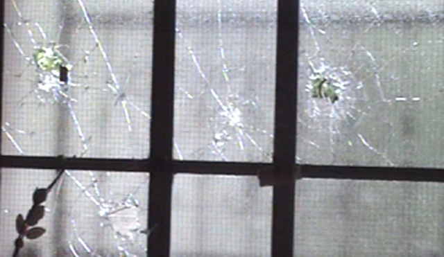 آثار الرصاص ظاهرة بوضوح وقد اخترقت جدران وزجاج العديد من المنازل