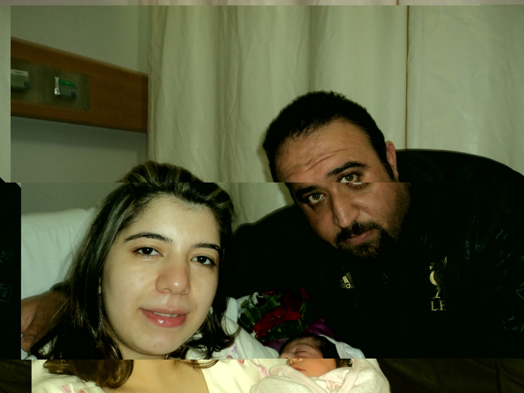 علي كامل أبو عباس وزوجته حنان حمد ومولودتهما البكر أميرة