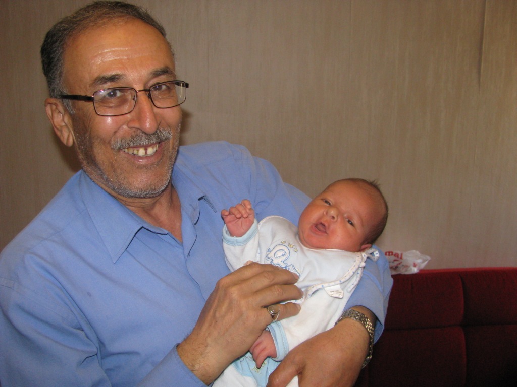 سامي أنس ادريس في أحضان جدّه