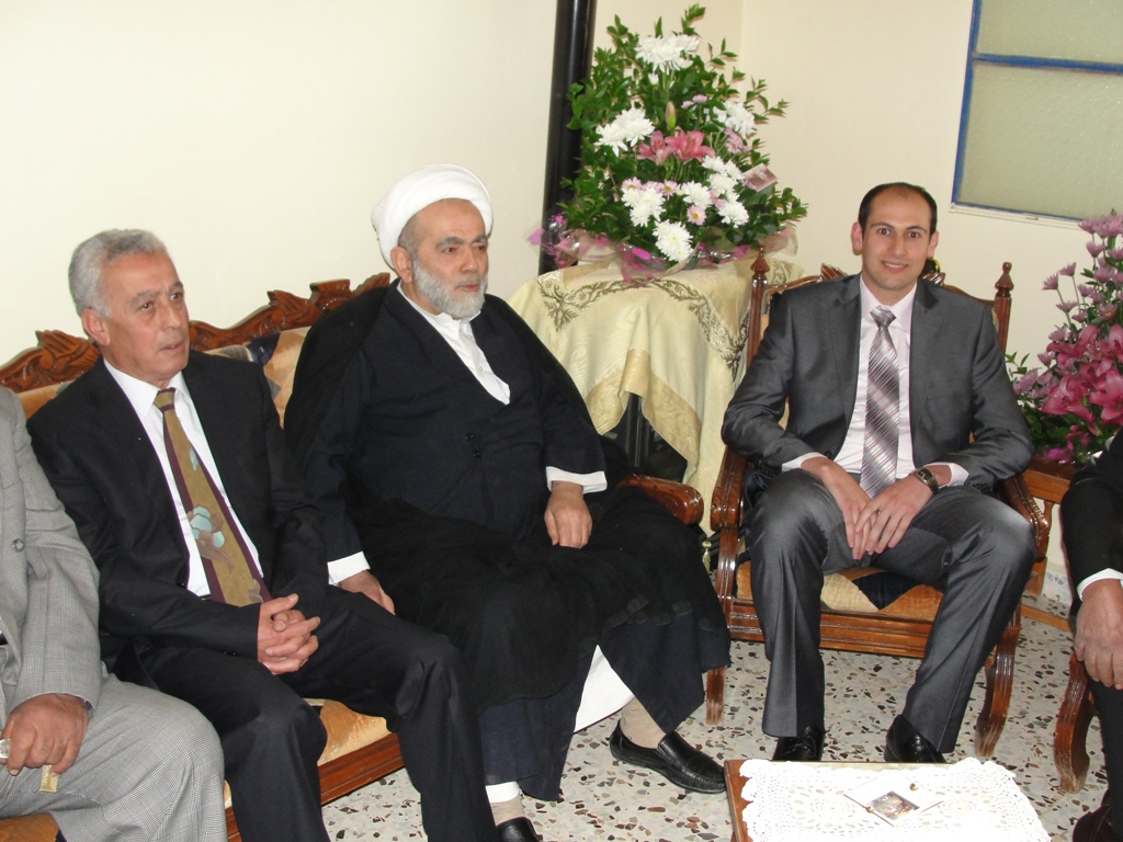 سماحة المفتي الشيخ حسين عبدالله متوسطاً العريس \