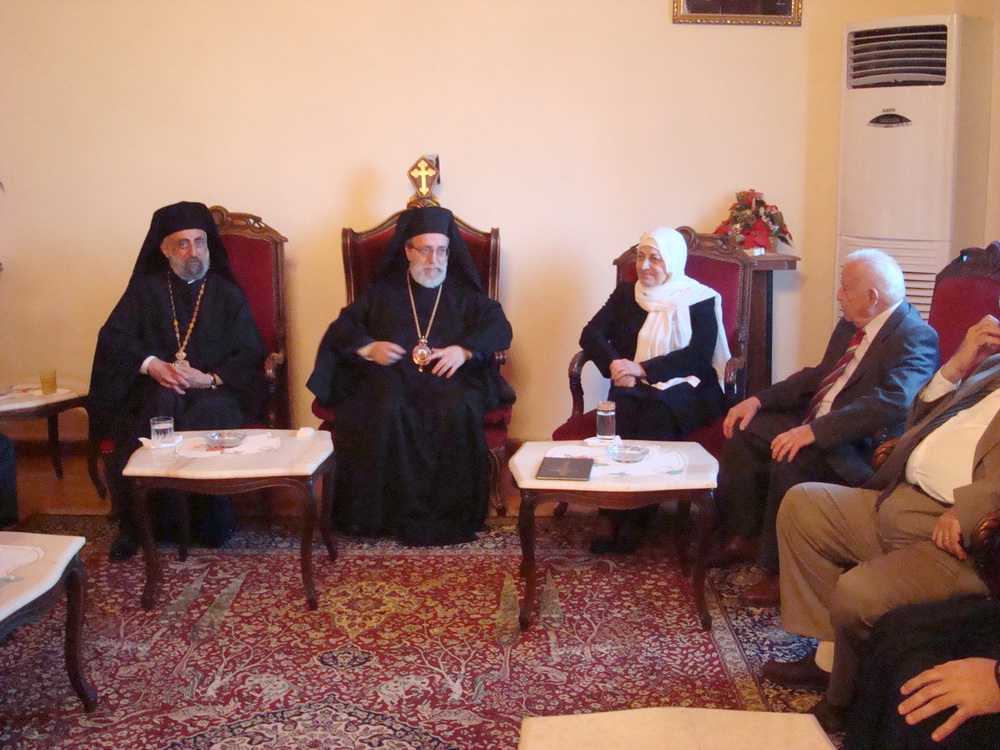 المطران الكفوري مستقبلا النائب بهية الحريري في مرجعيون