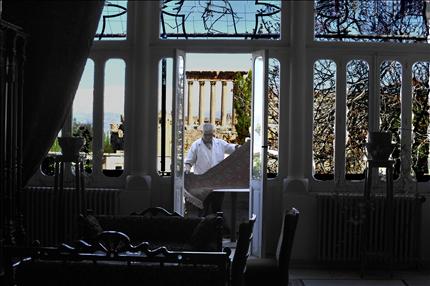 تحوّل «فندق بالميرا» الذي شهد أيام العز إلى ما يشبه الأطلال على الرغم من استمراره (عباس سلمان)