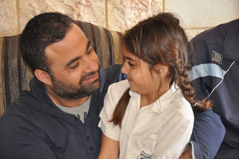 المفرج عنه ضاهر مع ابنته