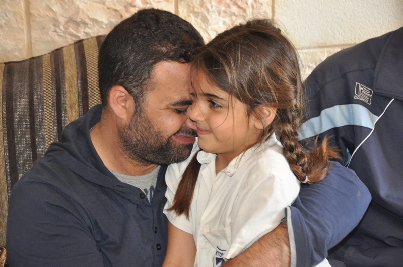 في حضن والدها المفرج عنه