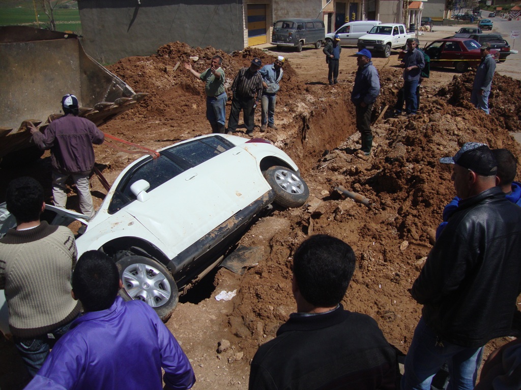 3 جرحى بسقوط سيارة في خندق في البيرة