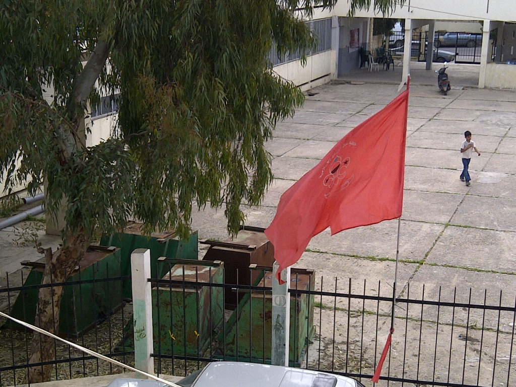 تقرر تحويل ملعب المدرسة إلى مرآب لآليات البلدية ولشاحنات نقل النفايات ولمستوعبات الزبالة