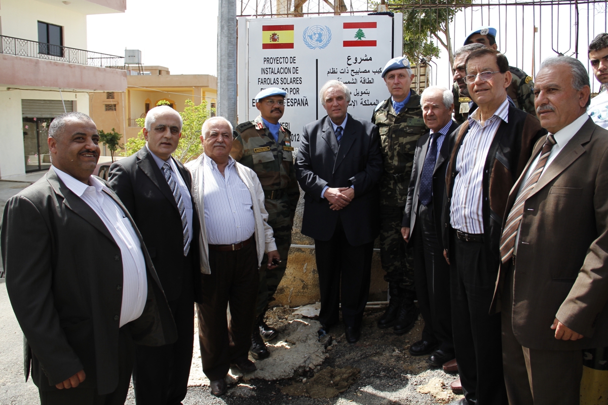 اليونيفيل تقدّم لبلدة الماري مصابيحاً تعمل على الطاقة الشمسية