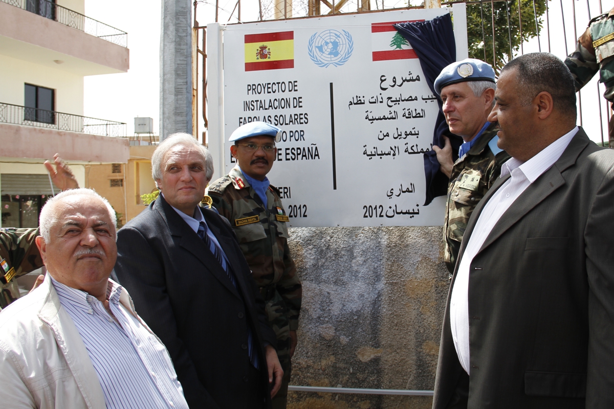 اليونيفيل تقدّم لبلدة الماري مصابيحاً تعمل على الطاقة الشمسية