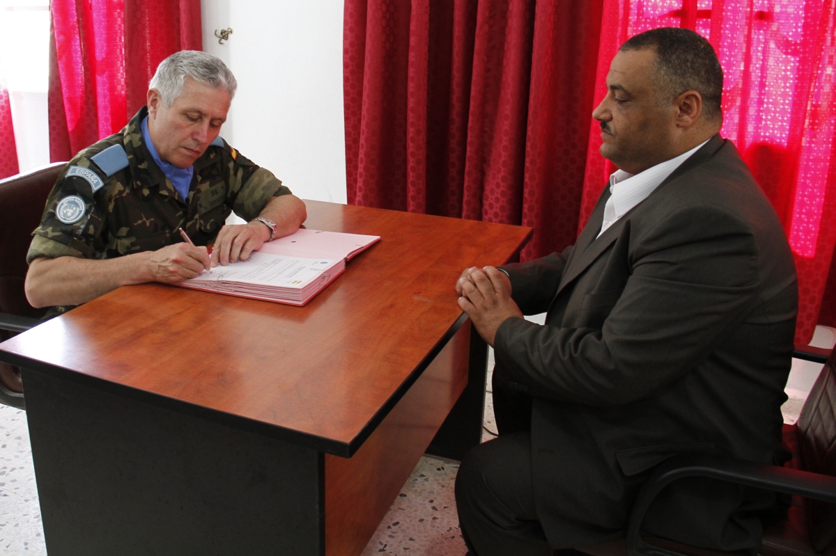 اليونيفيل تقدّم لبلدة الماري مصابيحاً تعمل على الطاقة الشمسية