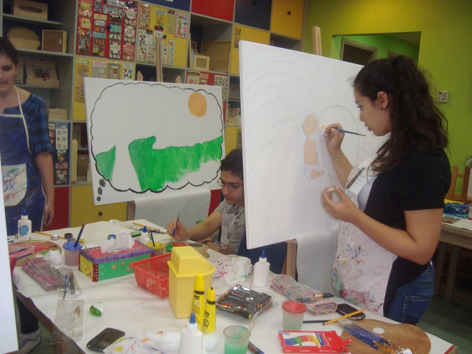 مدى صادق خلال رسم لوحتها عن البيئة