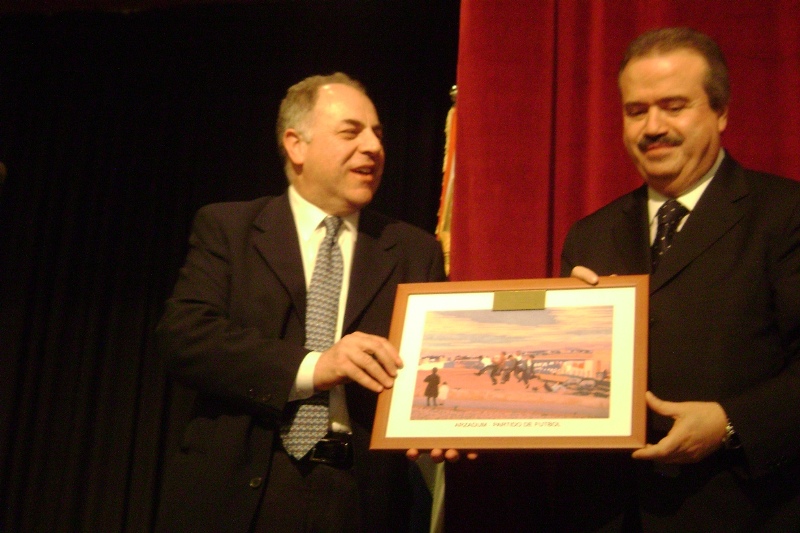 السفير خوري يسلم لوحة للنائب جابر