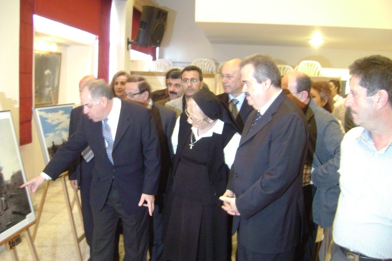 النائب جابر والسفير خوري يجولان في المعرض