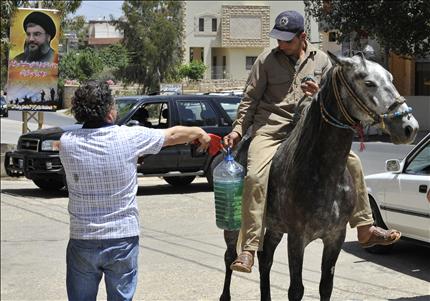 غالبيّة قرى الشريط الحدودي لا تصل إليها مياه الشرب إلا نادراً فيحتاجون إلى المولدات لجرّها