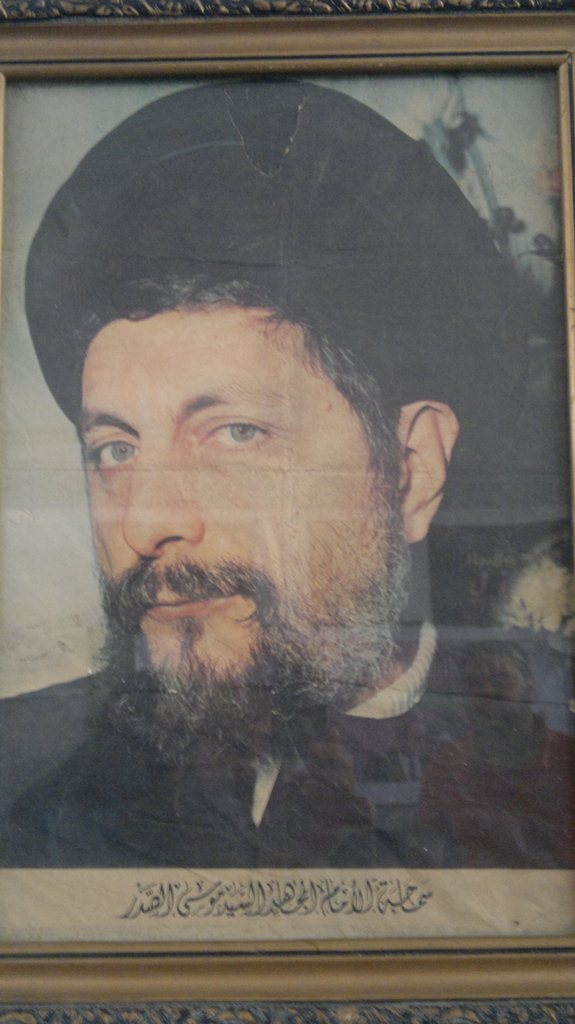 صورة الامام الصدر.. رفعت في حسينية البلدة