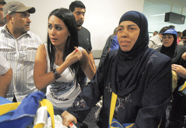 زوار لبنانيون اختطف أزواجهن في سوريا من قبل عناصر مذهبية مجرمة