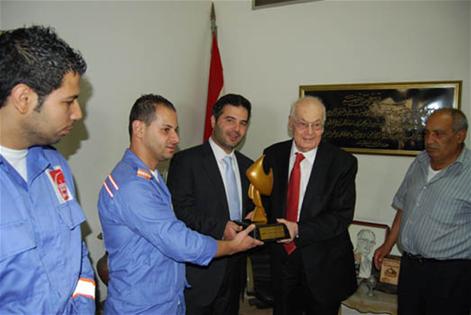 الرئيس الحص يتسلم درع «طائر الجنوب» من لجنة المهرجان