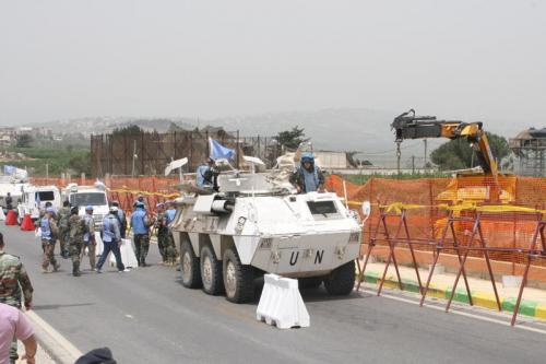 الجرافات العسكرية الإسرائيلية تواصل حفر الجدار