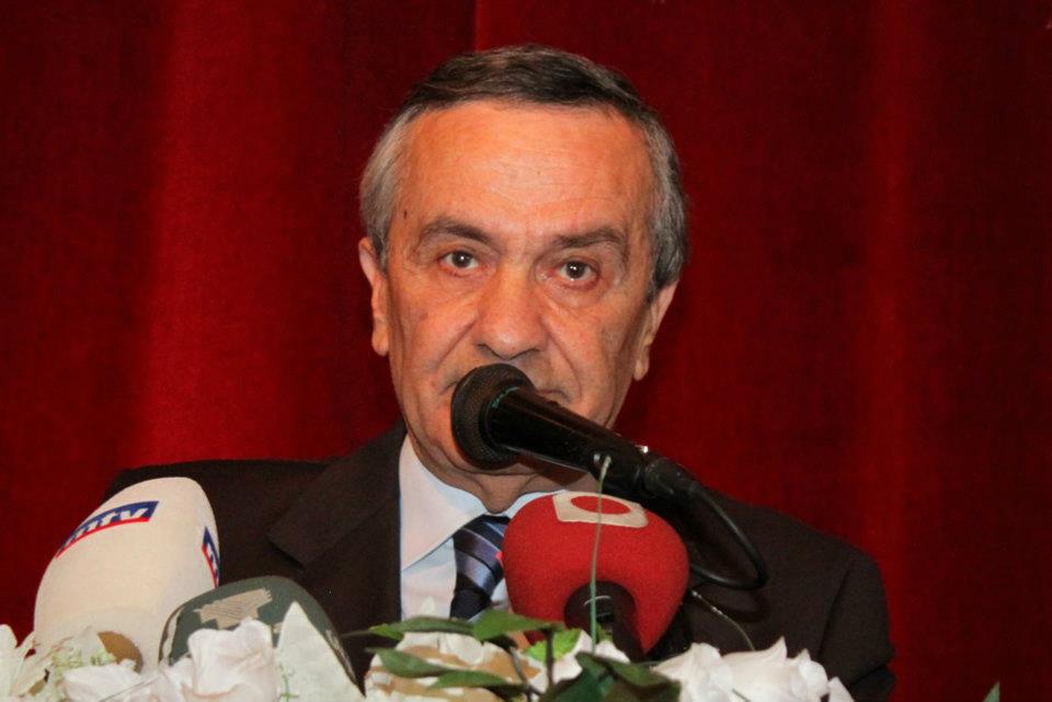 ارزوني متحدثا