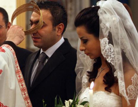 واجب الكاهن أن يمنح سرّ الزواج ولو مجّاناً