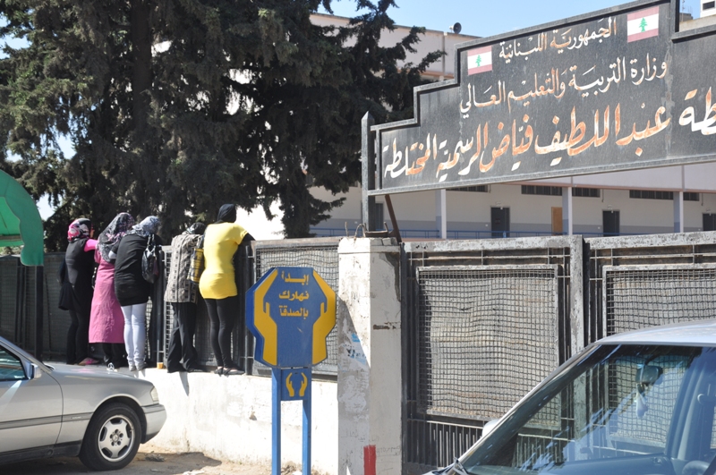 الاهالي يتابعون من الخارج سير الأمور