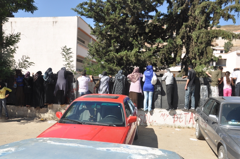 الاهالي يتابعون من الخارج سير الأمور