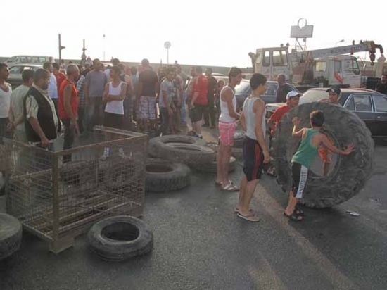 قطع الطريق البحري في صيدا بالإطارات المطاطية والعوائق