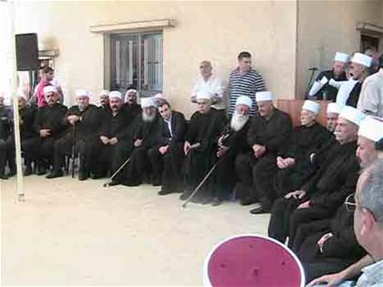 الوزير أبو فاعور متوسطاً المشايخ في الخلوات خلال المصالحة