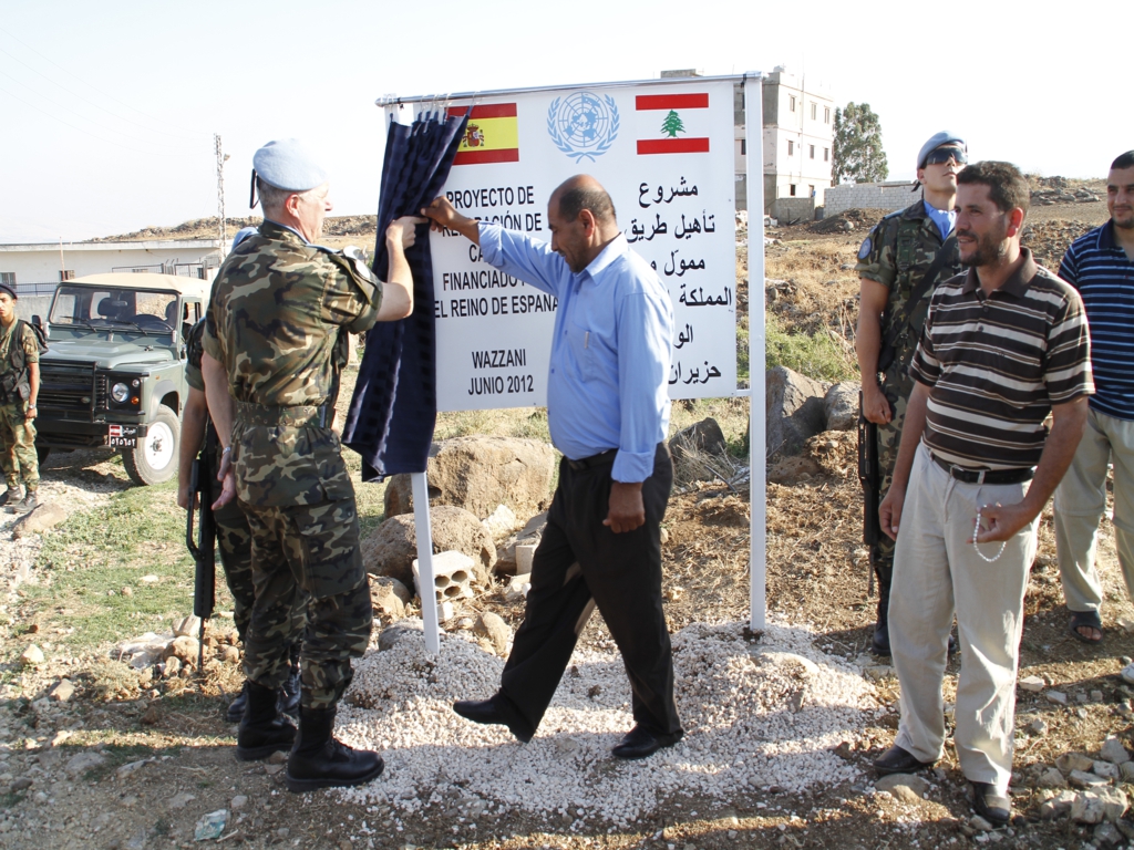 اليونيفيل تصلح بعض طرقات بلدة الوزاني