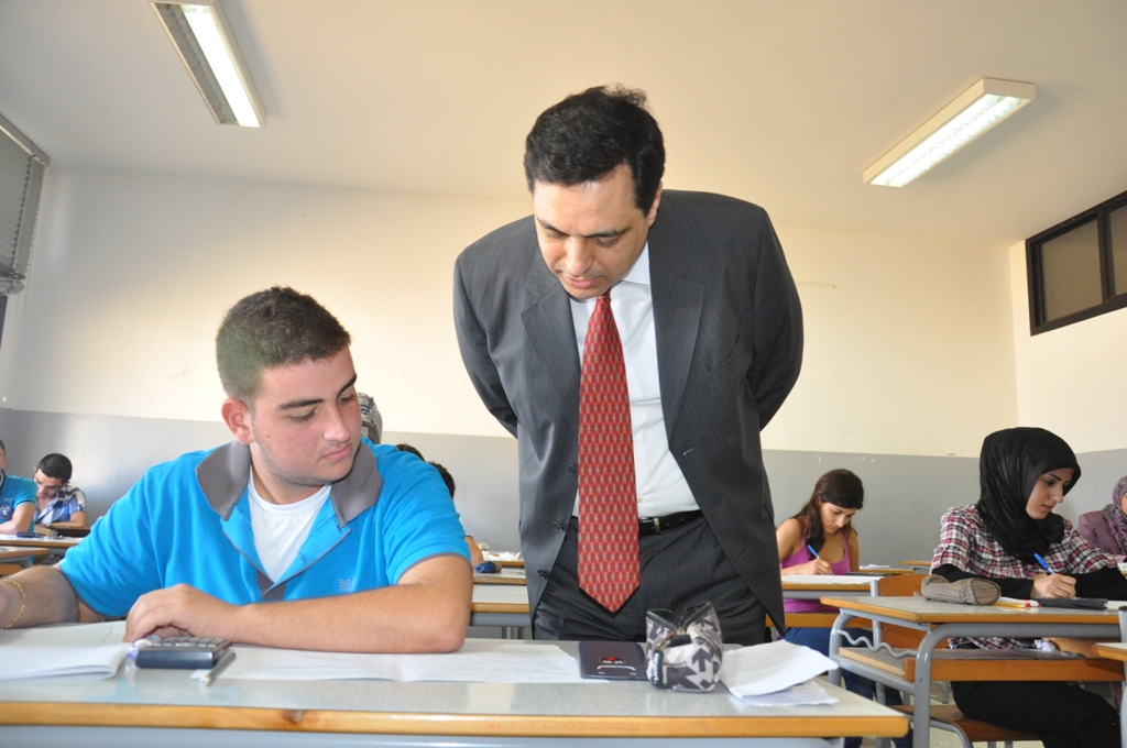 وزير التربية الدكتور حسان ذياب  يتفقد سير الامتحانات  الرسمية في النبطية