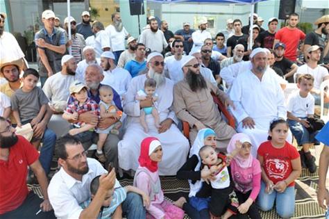 الشيخ الأسير بين المعتصمين من أنصاره في صيدا